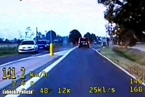 Zdjęcie z wideorejestratora przedstawia kierowcę, który jedzie z prędkością 141 kilometrów na godzinę w terenie zabudowanym.