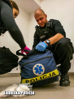Zdjęcie przedstawia Funkcjonariuszy Policji z wydziału prewencji podczas czynności służbowych.