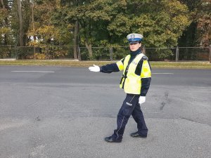 Policjantka wskazuje kierunek jazdy pojazdom