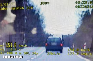 widok samochodu z policyjnego videorejestratora